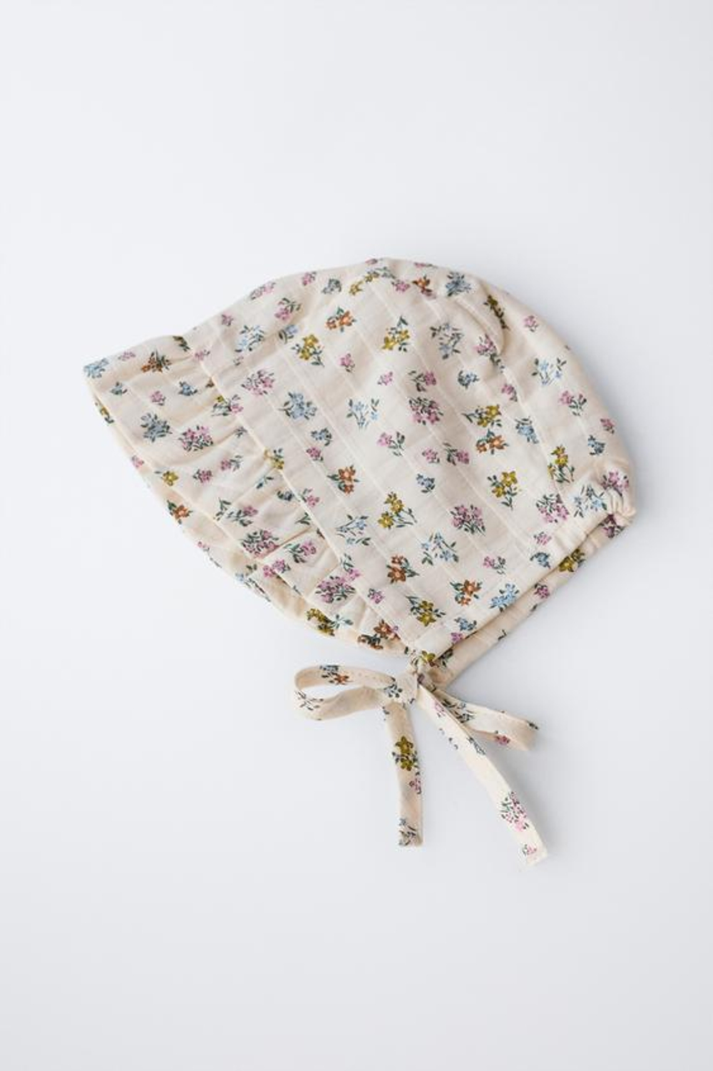 ZARA ЧЕПЧИК С ВОЛАНАМИ И ЦВЕТОЧНЫМ ТЕКСТУРНЫМ РИСУНКОМ, СЛОНОВАЯ КОСТЬ