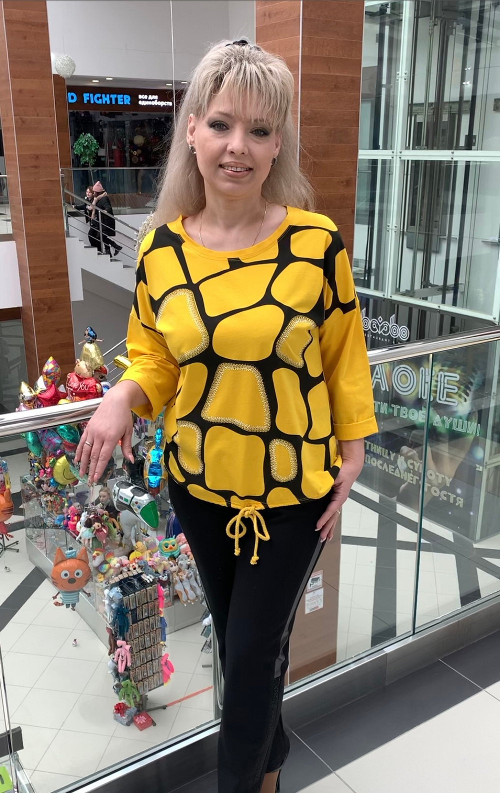 Желтый блузон на кулиске с ячейками и стразовым принтом