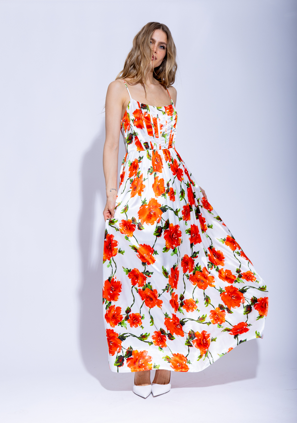 Женский сарафан макси белого цвета с красочным цветочным принтом