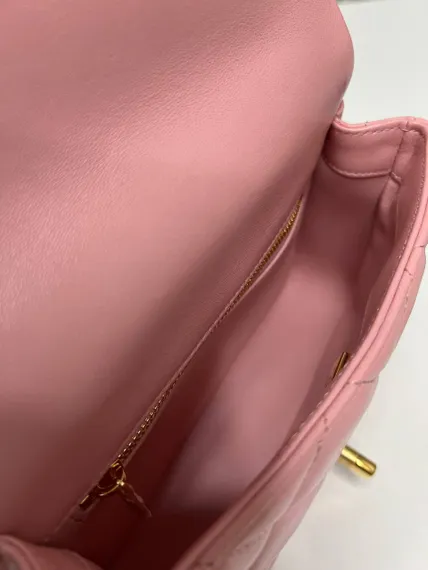 Стеганая мини-сумка Chanel с золотой ручкой