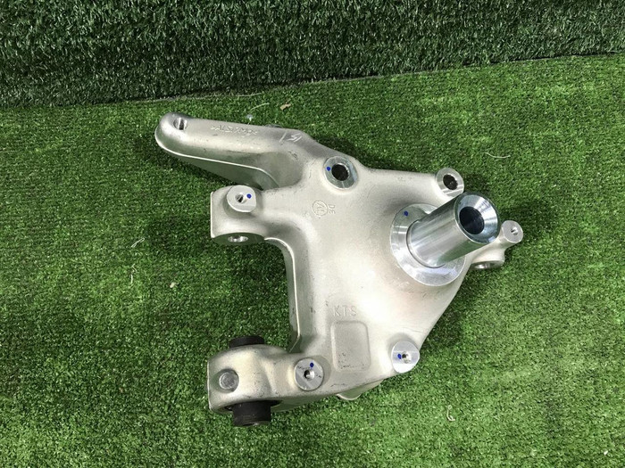 Кулак задний левый VW Passat CC (2008-2017)