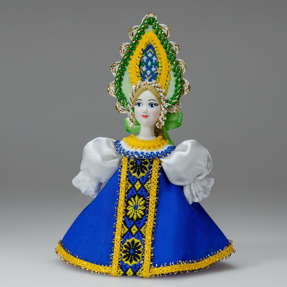 Малая подвесная кукла в высоком кокошнике