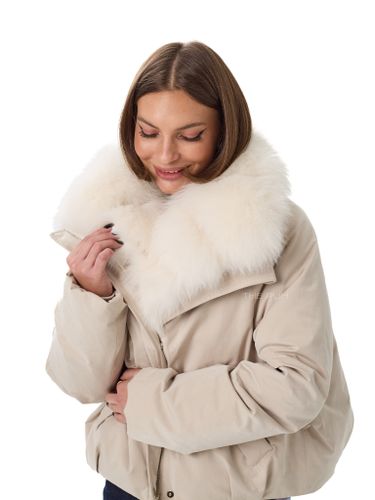 Короткая молочная парка с песцовым воротником