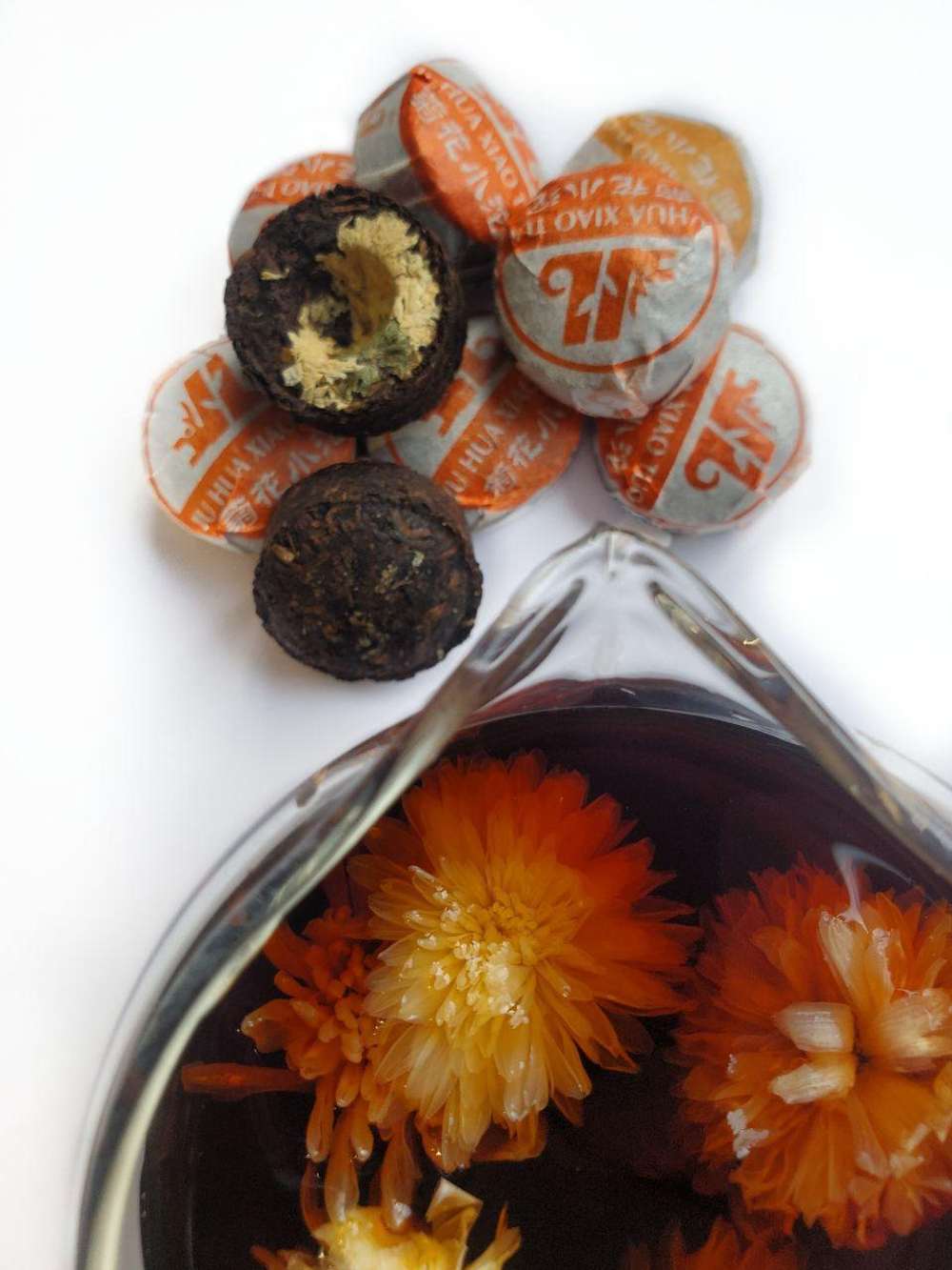 0210к Чай прессованный черный "Пуэр Шу Цзюй Хуа " (сяо то) с белой хризантемой