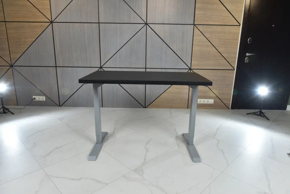 Регулируемый компьютерный стол Bazalt с регулировкой по высоте — столешница МДФ Черный