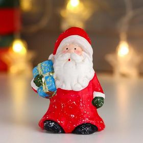 Сувенир керамика Дед Мороз в красной шубе и колпаке, с подарком 10 см