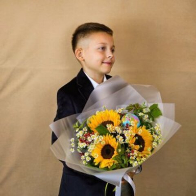 Яркие подсолнухи в букете для учителя . (401) Школьная коллекция .