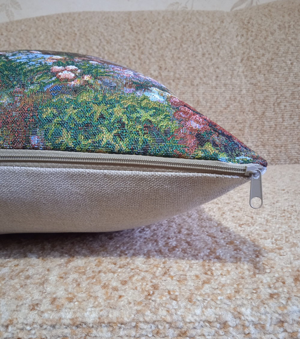 Декоративный гобеленовый чехол Таинственный пруд 47х47