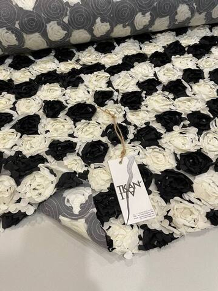 Плательная сетка с фактурными объемными цветами (COMME DES GARÇONS, Белая сетка/настроченные черно-белые цветы, 100%полиэстер, 132 (152), 430 гр/м2)