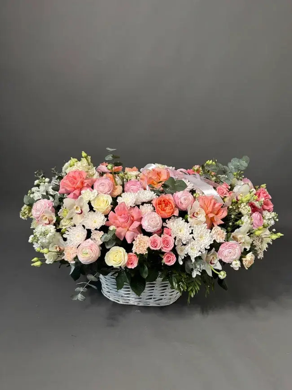 Корзина Wow с ранункулюсами и французским розами