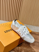 Женские кроссовки Louis Vuitton Sneakerina серебряного цвета с инициалами