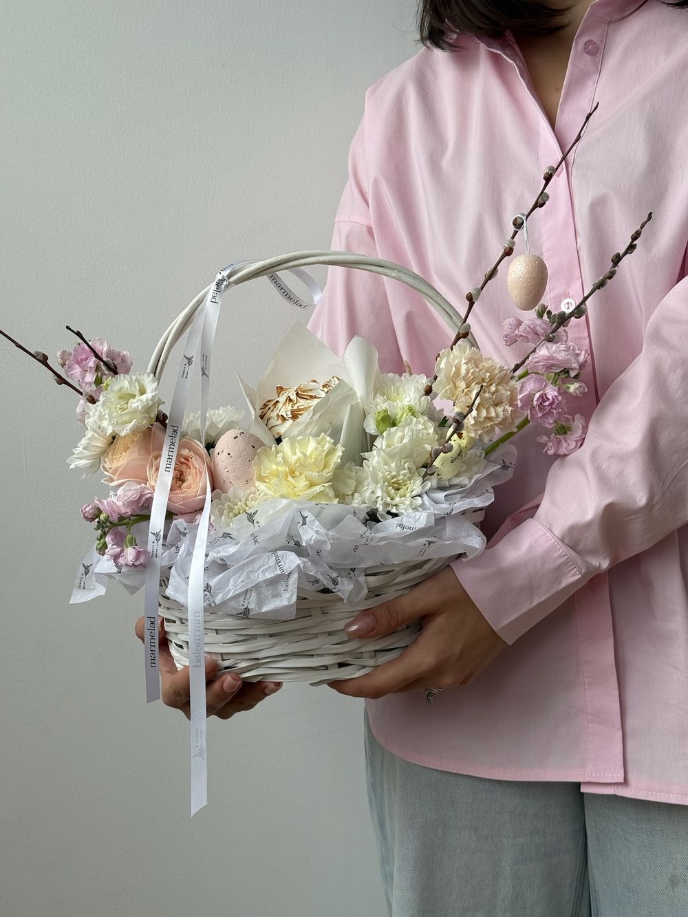 Корзина пасхальная в нежных оттенках. Кулич 130 гр