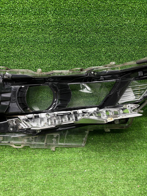 Стекло фары правое Toyota Land Cruiser Prado 150 (2017-н.в.)