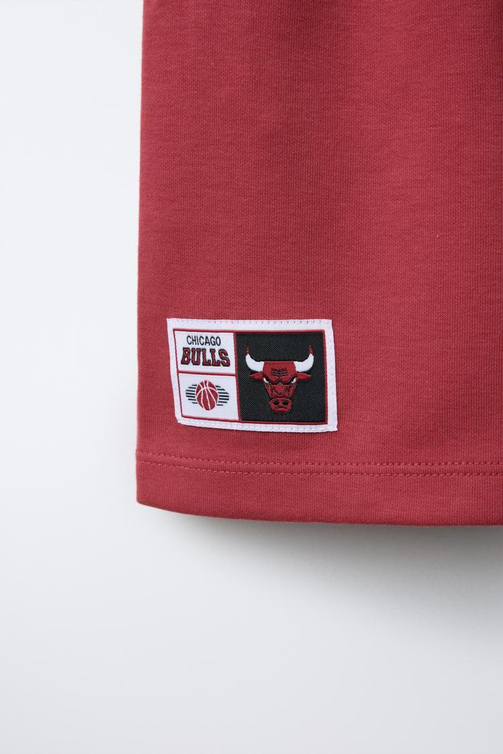 ZARA ШОРТЫ-БЕРМУДЫ INTERLOCK С ПРИНТОМ CHICAGO BULLS NBA ©, КРАСНЫЙ
