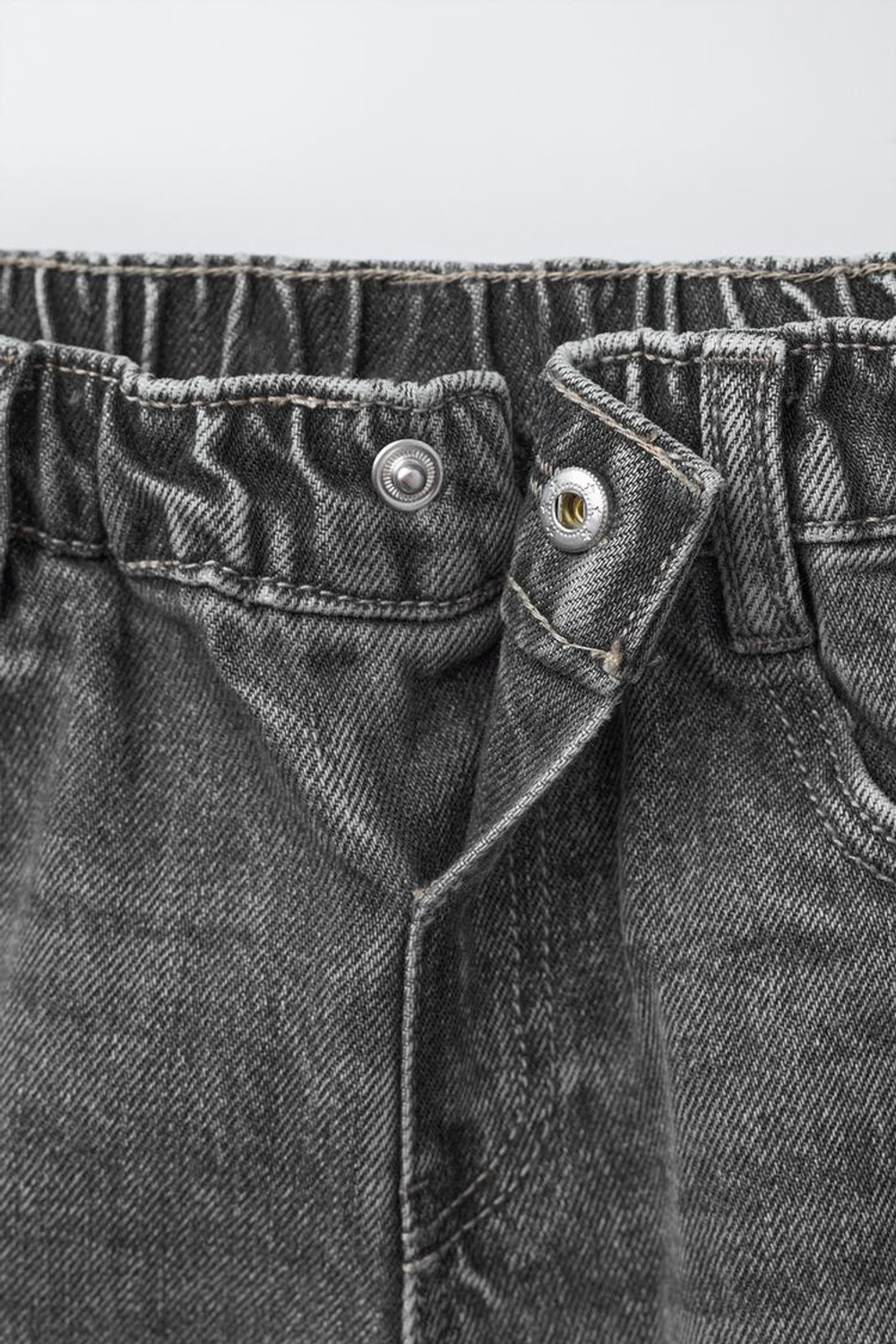 ZARA ДЖИНСЫ BARREL С ЗАЩИПАМИ, СЕРЫЙ