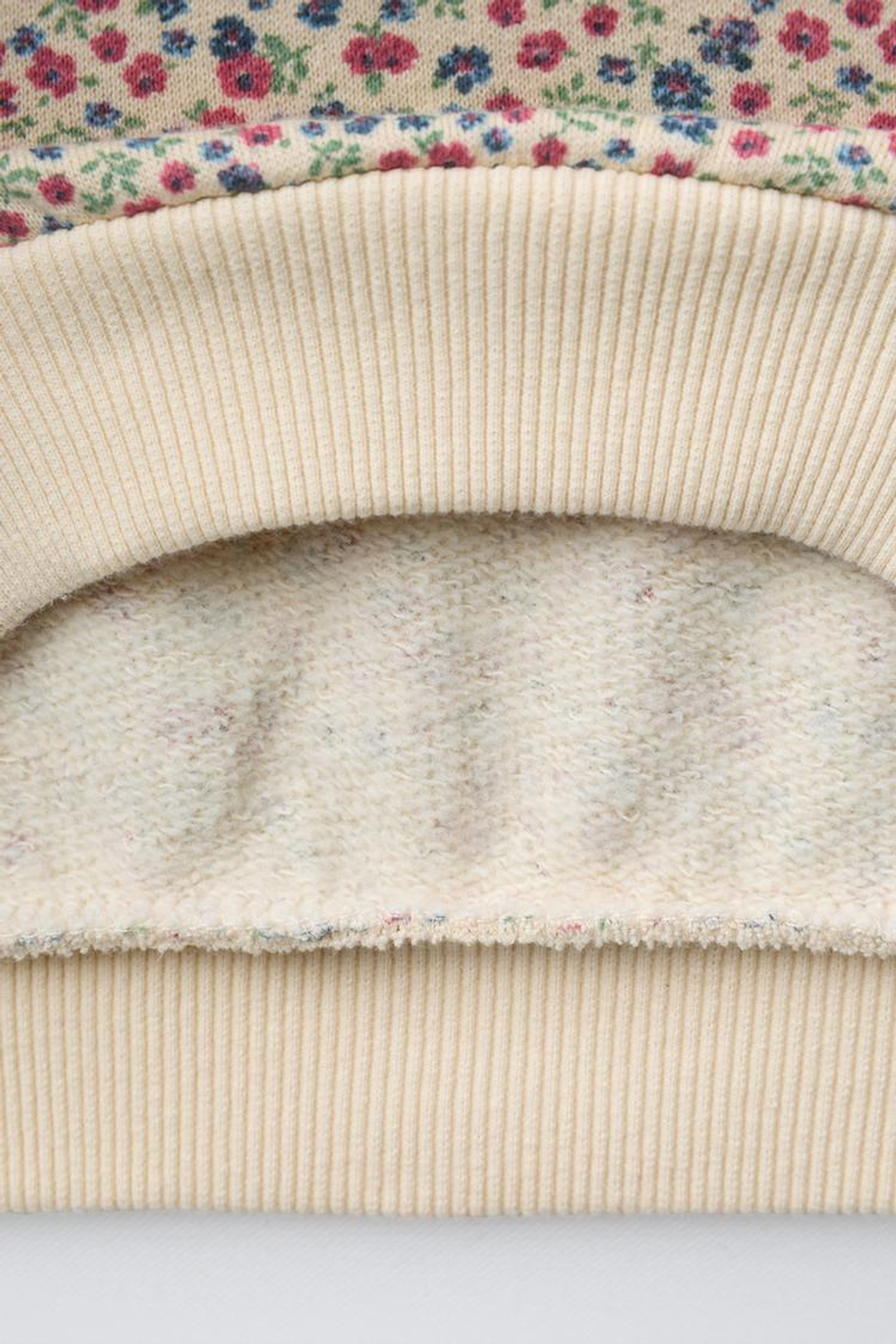 ZARA ТОЛСТОВКА С ЦВЕТОЧНЫМ ПРИНТОМ И КРУЖЕВНЫМ КАРМАНОМ, ЭКРЮ