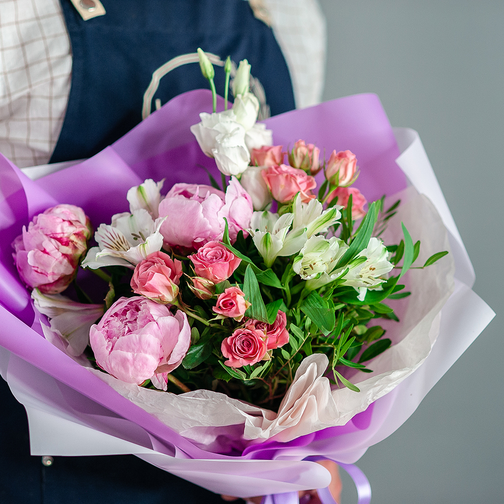 Нежный букет с розовыми пионами