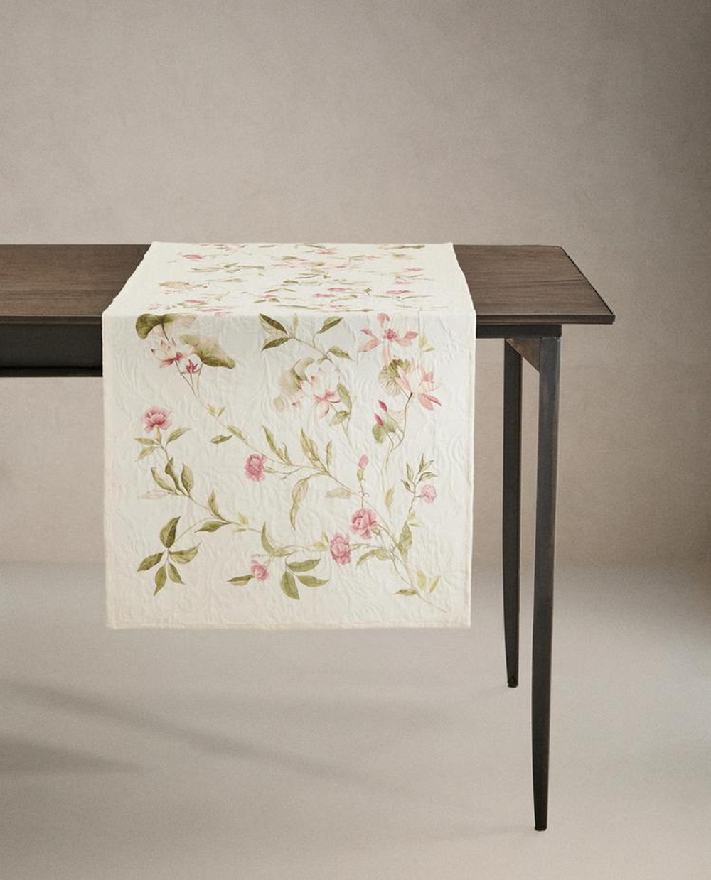 ZARA HOME СКАТЕРТЬ-ДОРОЖКА НА СТОЛ С ЦВЕТОЧНЫМ ПРИНТОМ, РОЗОВЫЙ