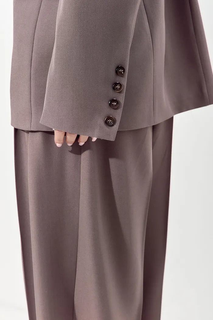 Приталенный пиджак "песочные часы" цвета тауп