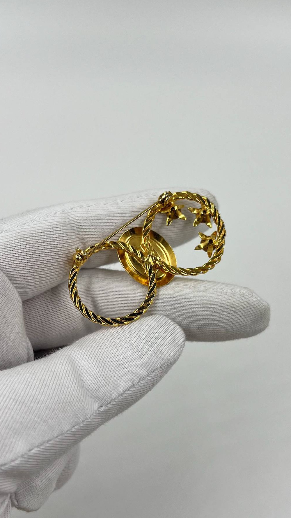 Брошь с синим кабошоном