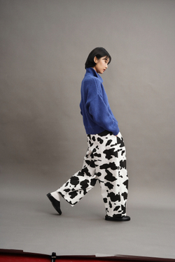 Брюки-бананы из джинсы с принтом "Корова"