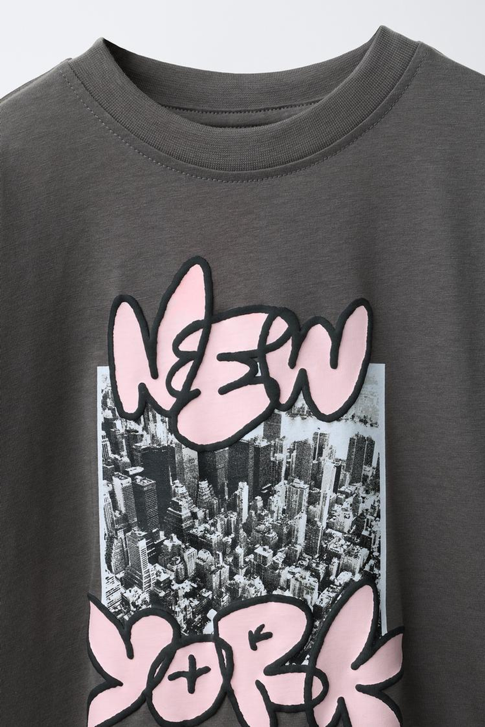 ZARA ФУТБОЛКА С ПРИНТОМ, АНТРАЦИТОВО-СЕРЫЙ