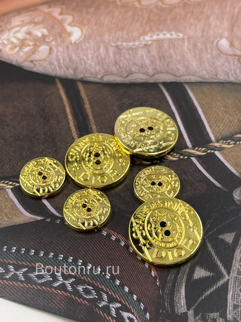 Пуговицы Ди. золотистые на прокол
