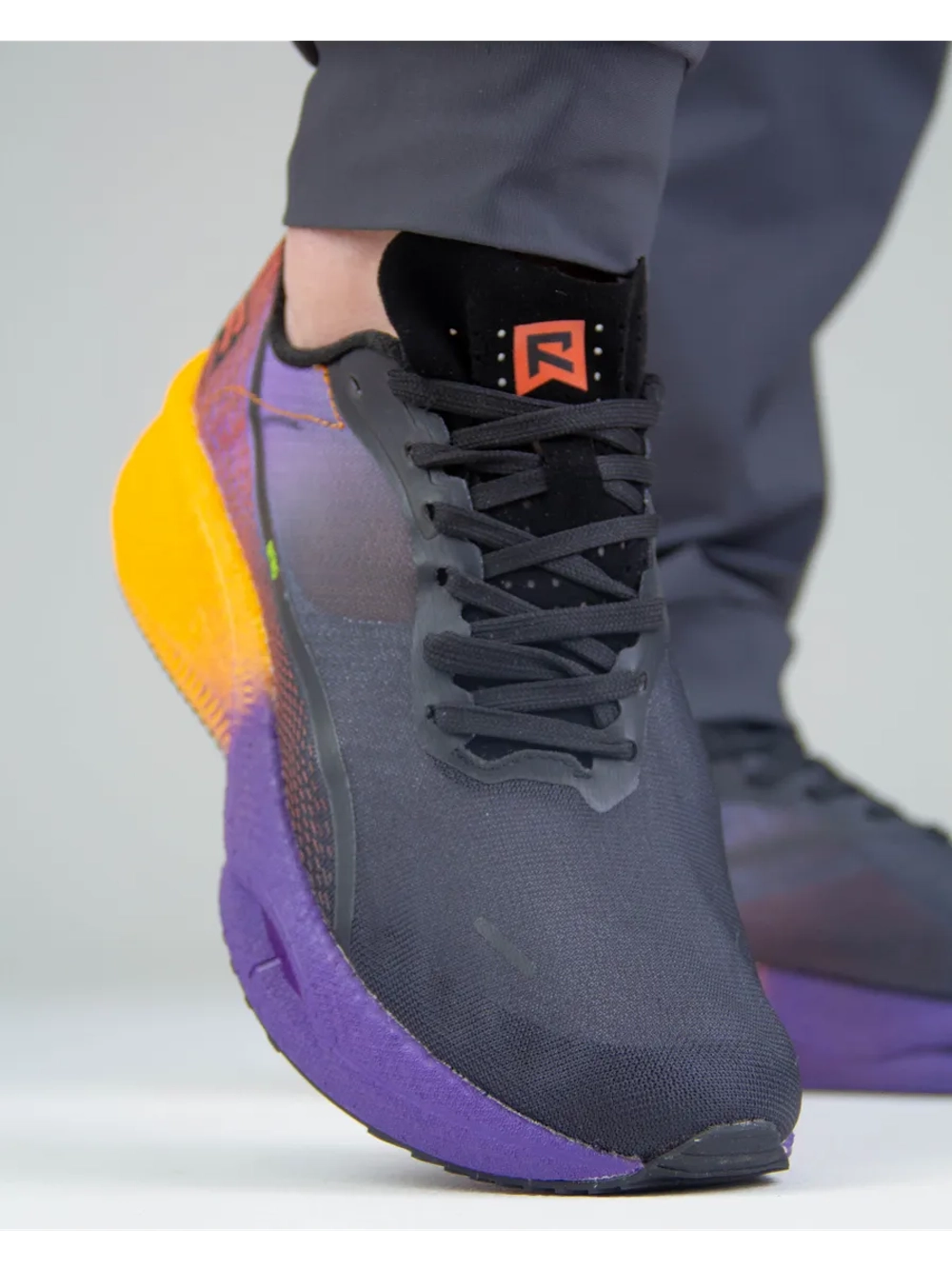 Беговые кроссовки тканевые с двойной амортизацией