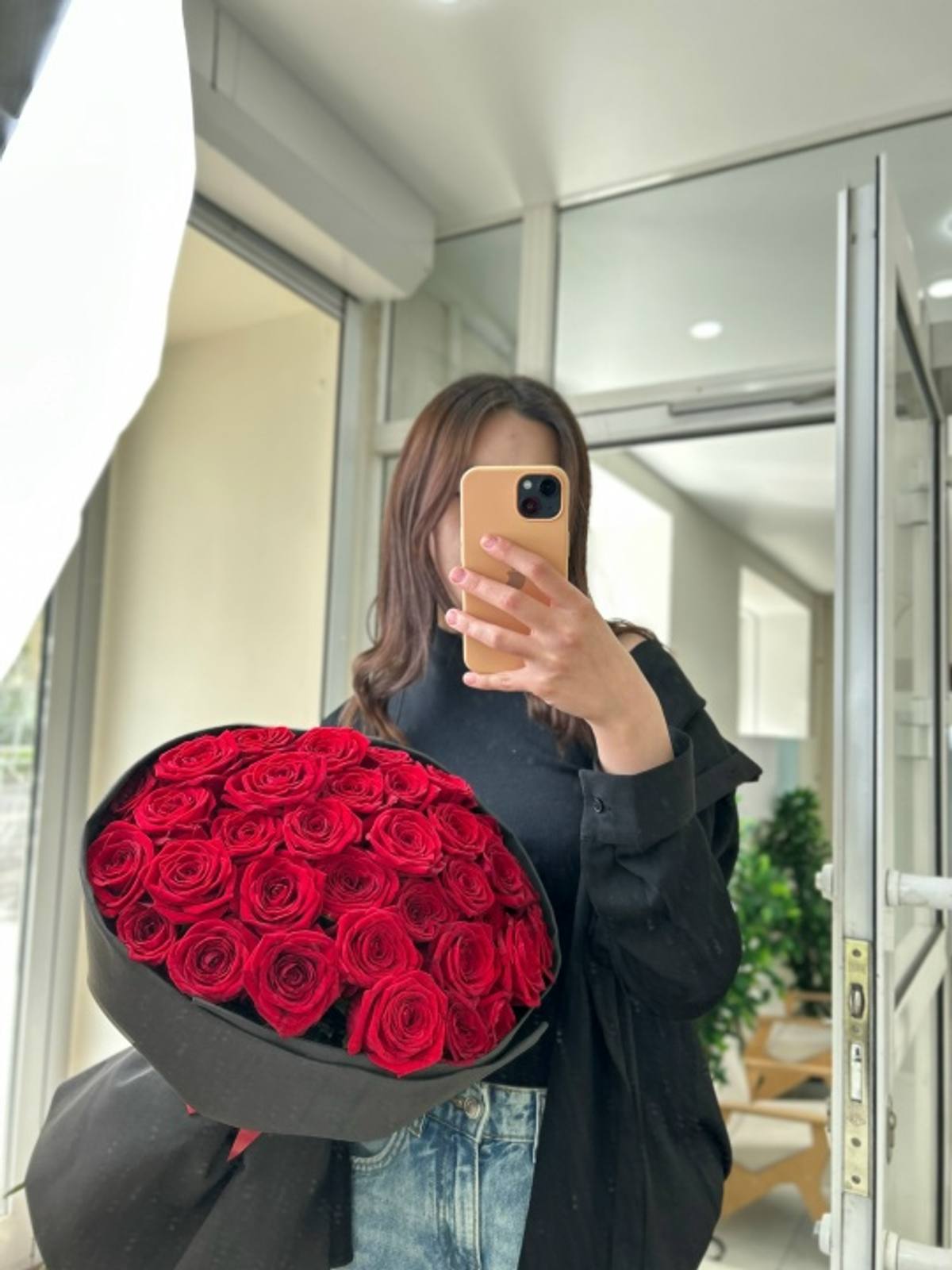 Роскошь в букете из 35 роз Red Naomi (60см)