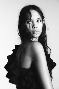 ZARA АСИММЕТРИЧНЫЙ ВЯЗАНЫЙ ДЖЕМПЕР С ВОЛАНАМИ, ЧЕРНЫЙ