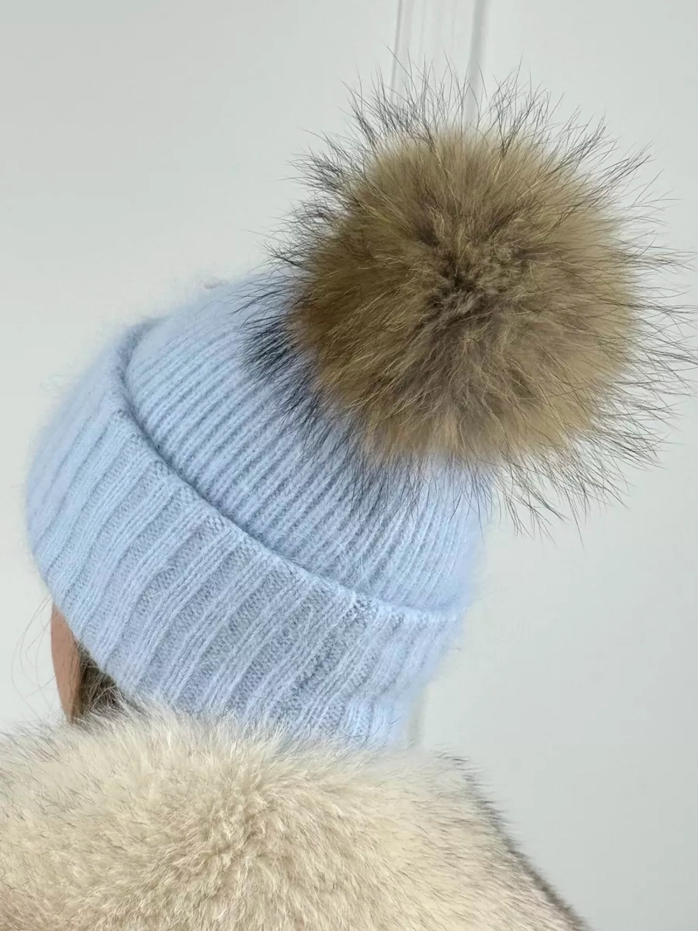 шапка ангора с меховым помпоном зимняя пушистая стильная