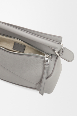 Loewe Маленькая сумка Puzzle Edge из мягкой зернистой телячьей кожи, жемчужно-серый