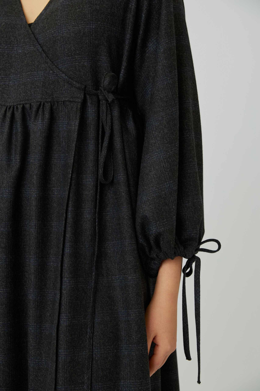 Платье на запах с широкими рукавами длины макси в темно-серую клетку