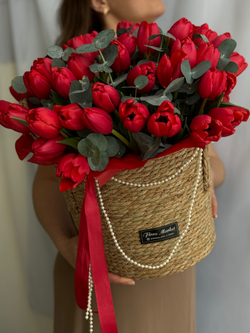 Яркие красные тюльпаны и ароматный эвкалипт в стильной корзине от Флора Маркет