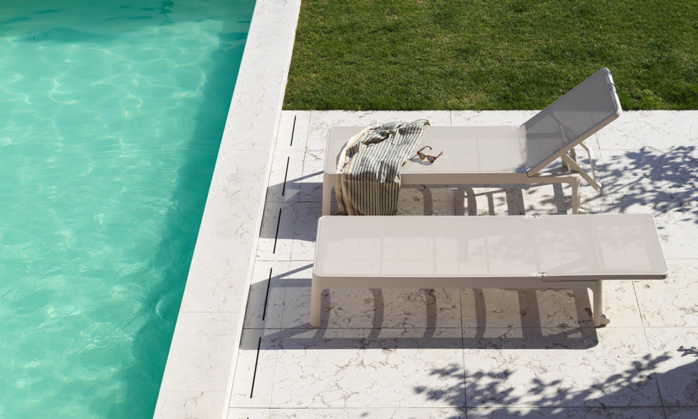 Лежак пластиковый Plano бежевый