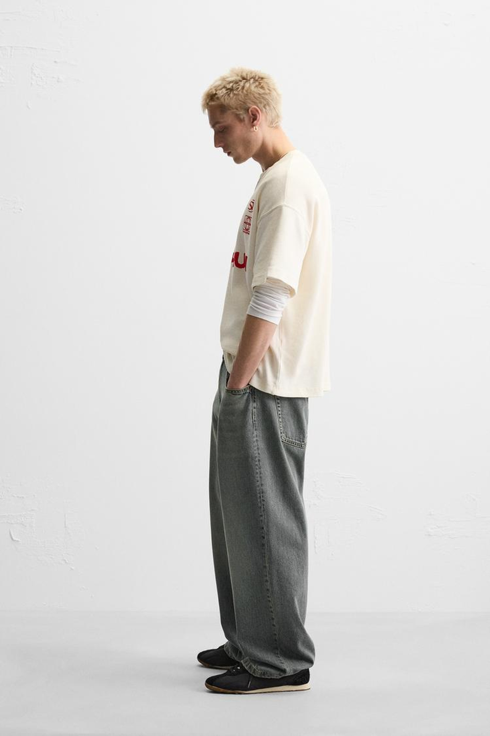 ZARA ТОЛСТОВКА ИЗ РЕЛЬЕФНОЙ ТКАНИ С НАДПИСЬЮ, ЭКРЮ