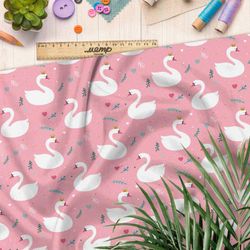 Ткань мембрана лебеди на розовом