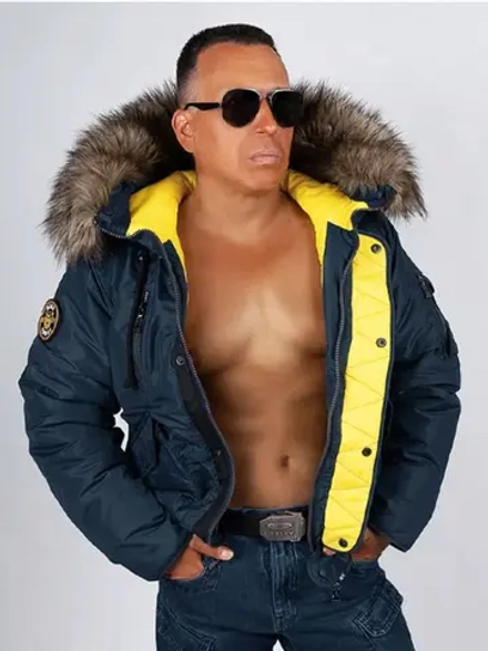 Куртка зимняя с капюшоном с мехом