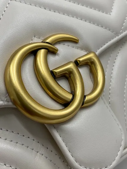 Мини-сумка на плечо Gucci GG Marmont белый