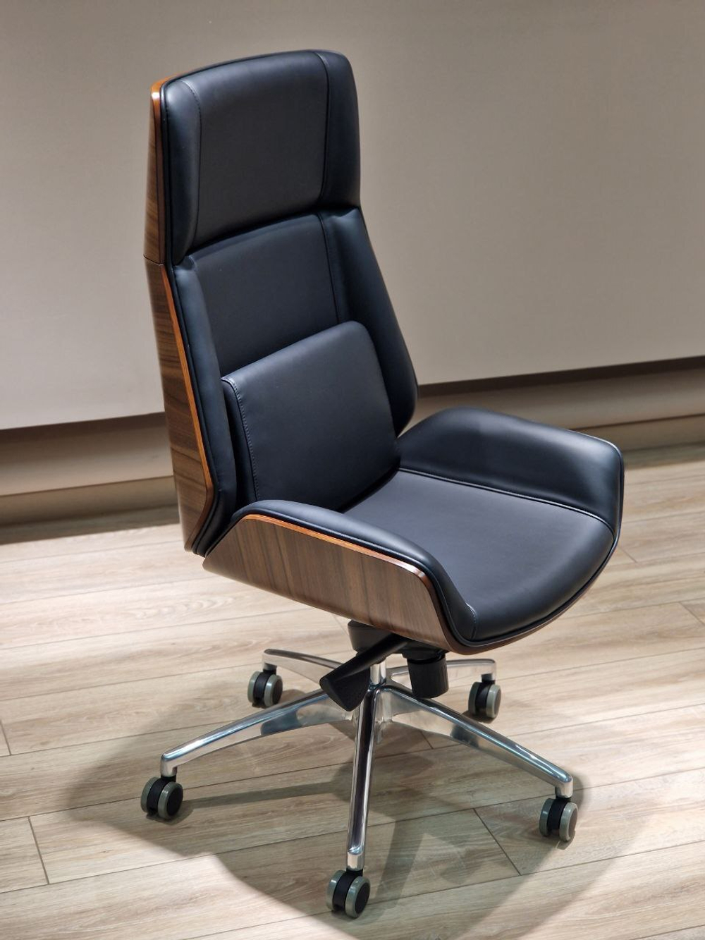 Кресло офисное 2388-1 582045 Black color LEATHER