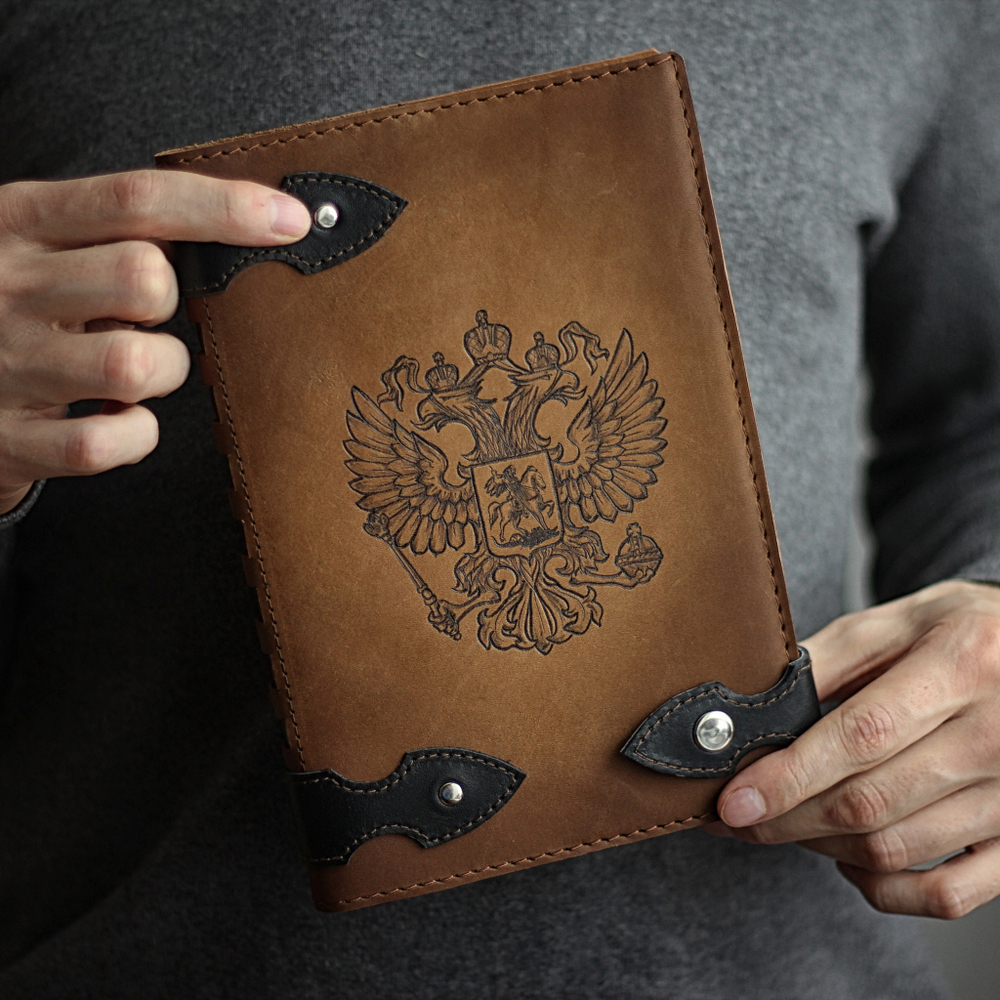 Ежедневник А5 с кнопкой недатированный ручной работы из толстой натуральной коричневой кожи "Герб России" OKEJ-03