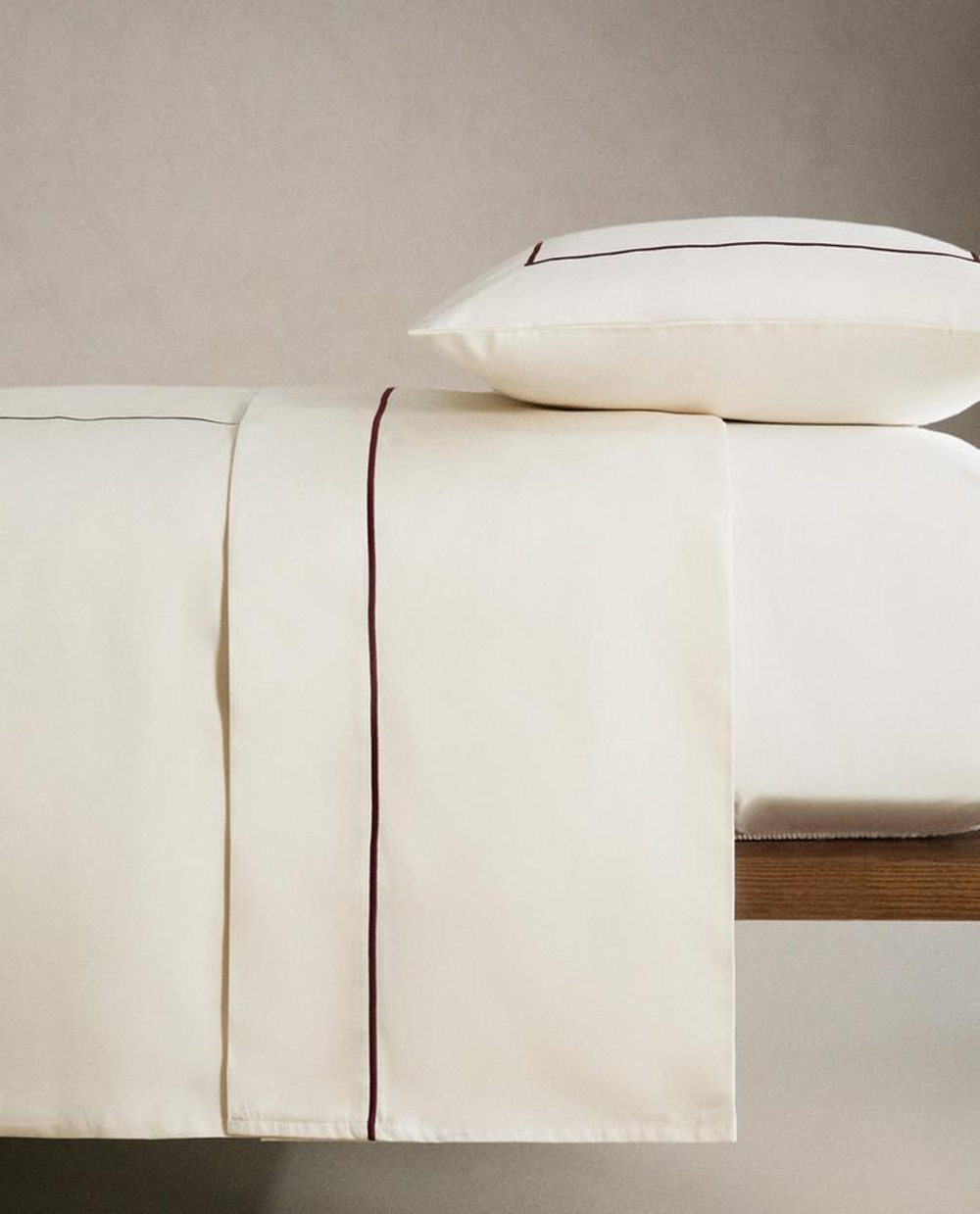 ZARA HOME ПОДОДЕЯЛЬНИК ИЗ САТИНА С ОКАНТОВКОЙ, БУРГУНДИ