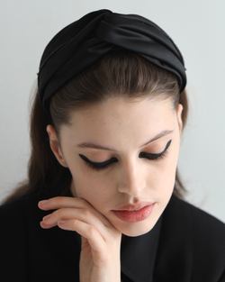 Ободок-узел из черного шелка с декором в виде веточки