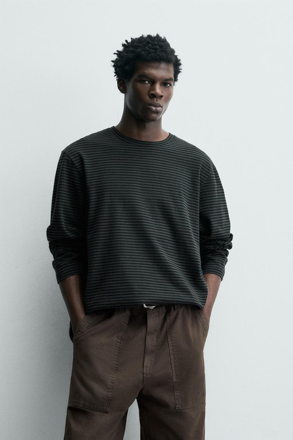 ZARA ХЛОПКОВАЯ ФУТБОЛКА В ПОЛОСКУ С ЭФФЕКТОМ ПОТЕРТОСТИ, СЕРЫЙ