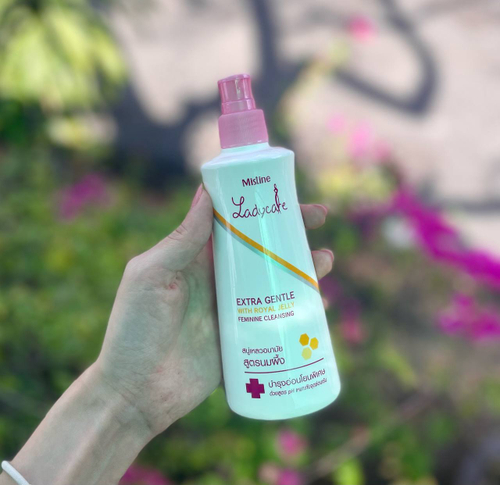 Гель для интимной женской гигиены с маточным молочком Mistine Lady Care Feminine Cleansing Extra Gentle with Royal Jelly