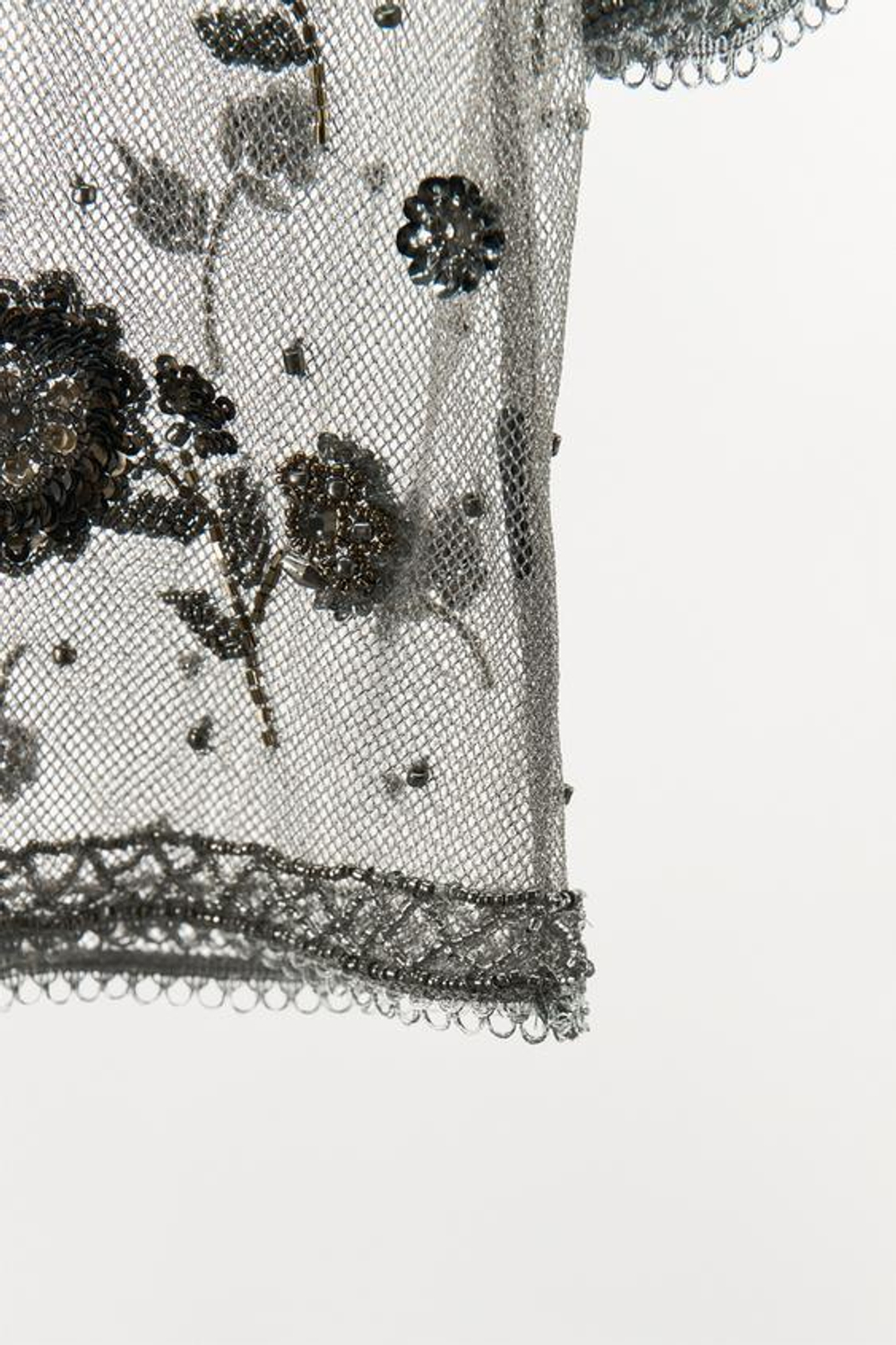 ZARA ТОП ИЗ СЕТЧАТОЙ ТКАНИ С БЛЕСТЯЩЕЙ НИТЬЮ И БУСИНАМИ, СЕРЕБРИСТЫЙ