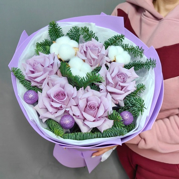 Букет из сиреневых французских роз сорта "Ocean Song" с зимним декором