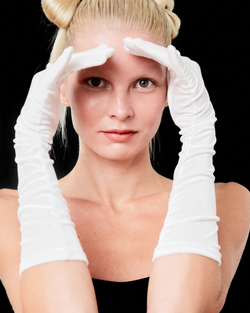 Перчатки из белого бархата до уровня локтя