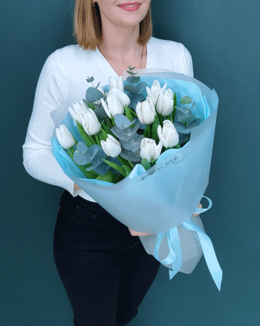 Букет из белых тюльпанов и эвкалипта(00472)
