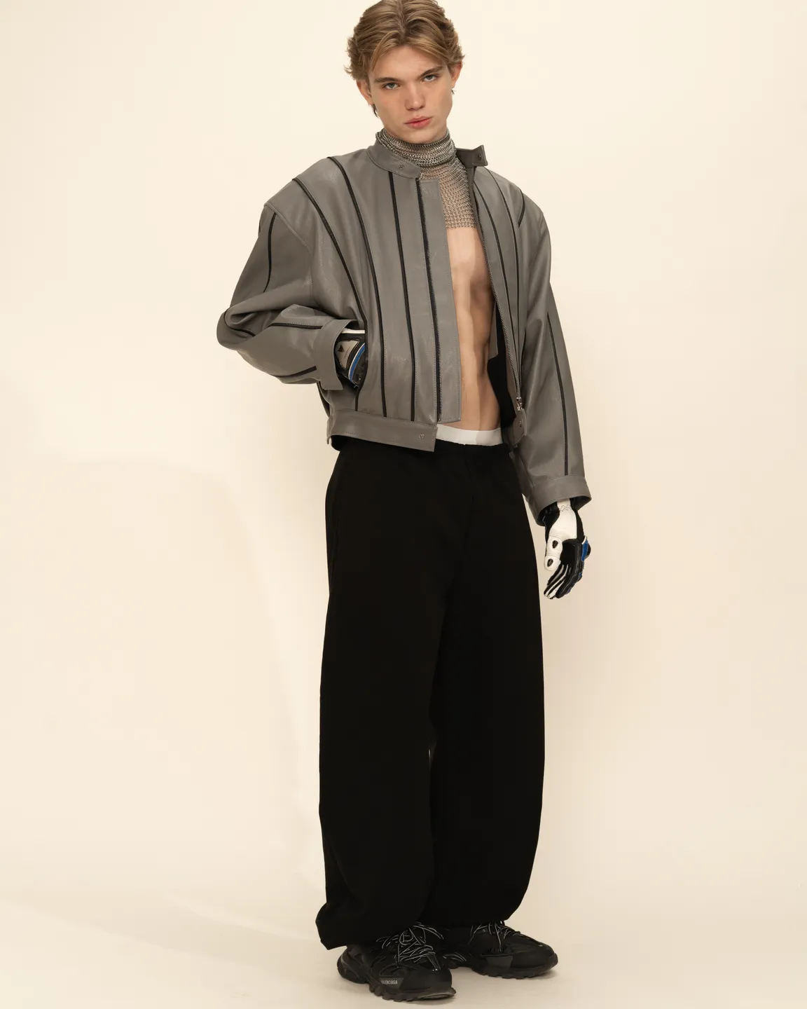 Серая куртка 